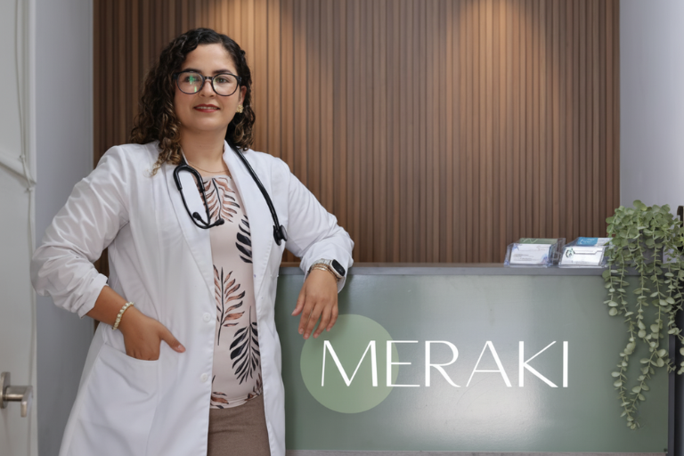 Dra. Carolina Romo mostrando empatía y profesionalismo en su consulta