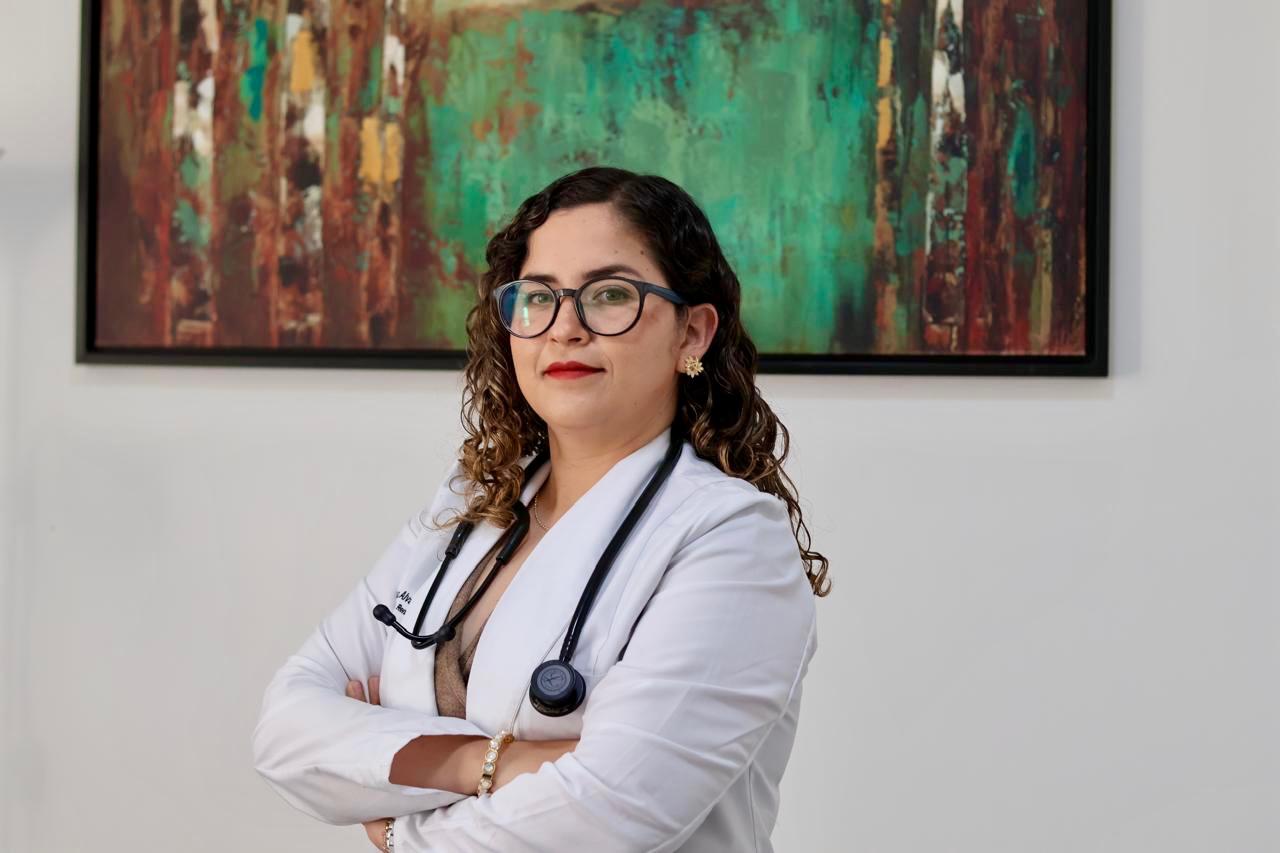 Dra. Carolina Romo en su consultorio